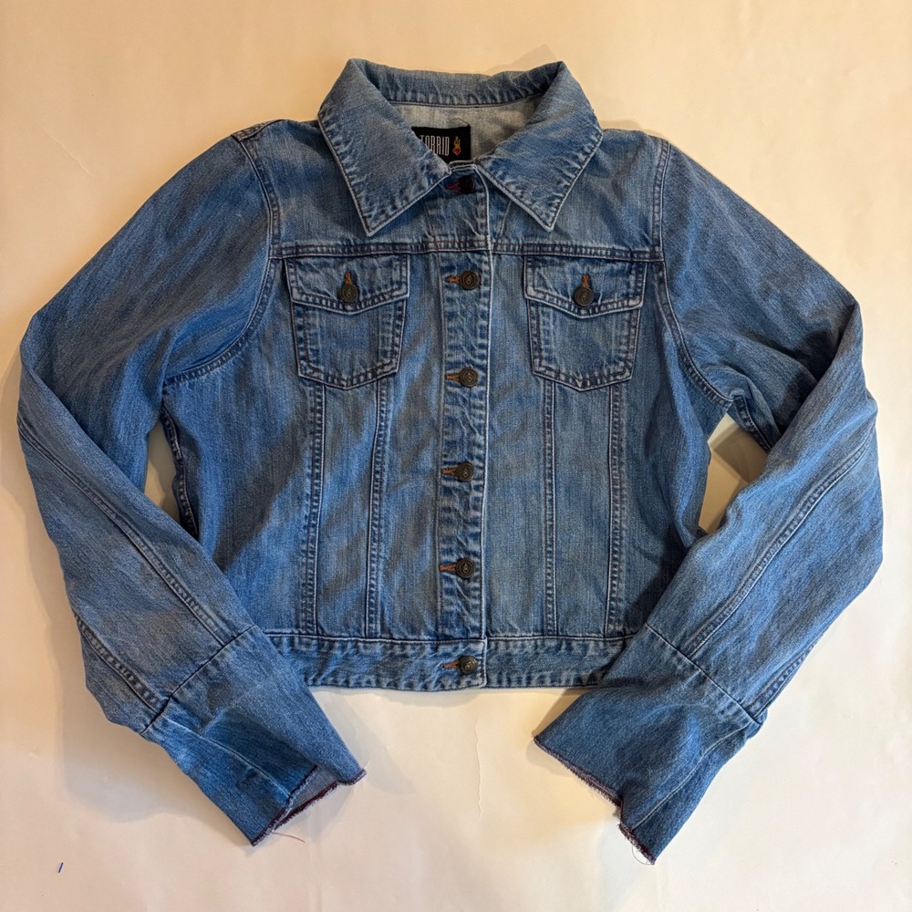 Torrid Blue Denim Trucker Jacket Size 2 Plus Medium Wash Raw Edge Hem Y2K Style